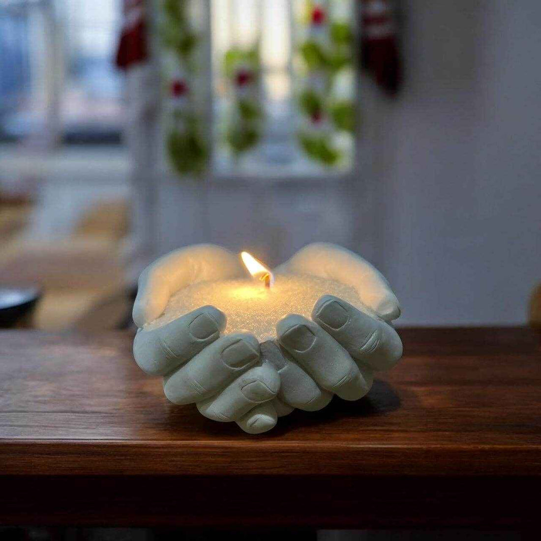 Mano con candela di Perle di Cera