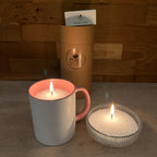 Candele di Perle di Cera accese in una tazza e in una ciotola di vetro, accanto al Kit Essenziale
